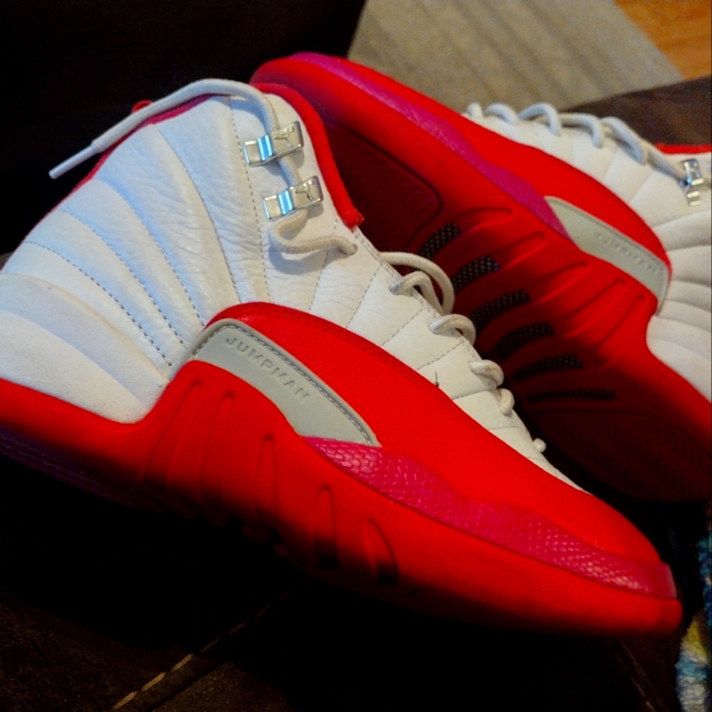Jordan 12s pick n white size 5